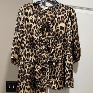 Chic Leopard Print Blouse with Black and Tan Hues